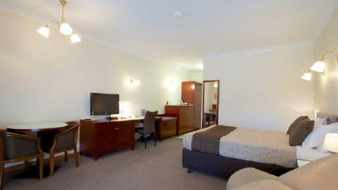 BEST WESTERN Golden Grain Motor Inn - Accommodation Broadbeach 1