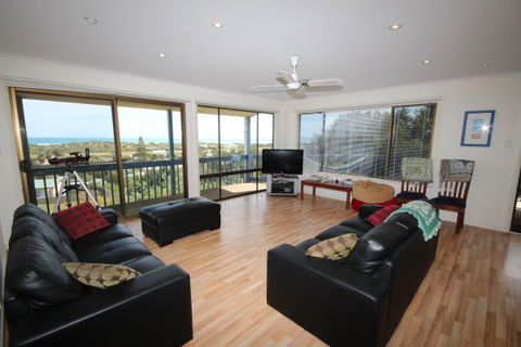 LJ Hooker Goolwa Holiday Rentals - 39 Bradford Road, Goolwa Beach - Accommodation Broadbeach 0