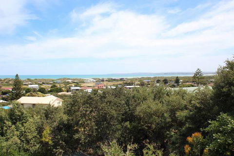LJ Hooker Goolwa Holiday Rentals - 39 Bradford Road, Goolwa Beach - Accommodation Broadbeach 2
