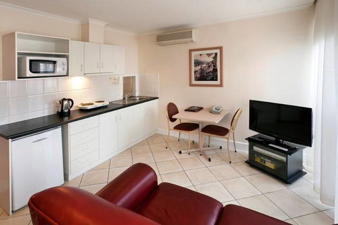 BEST WESTERN Ensenada Motor Inn & Suites - Accommodation Broadbeach 1