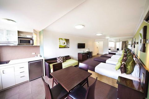 Hyde Park Inn - Accommodation Broadbeach 2