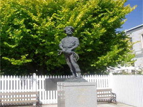 Alexander Cameron Statue - Accommodation Broadbeach 0