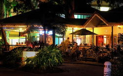 Apres Beach Bar & Grill - Palm Cove - Accommodation Broadbeach 1