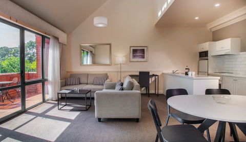 Majestic Old Lion Apartments - Accommodation Broadbeach 6
