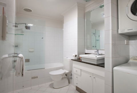 Majestic Old Lion Apartments - Accommodation Broadbeach 3