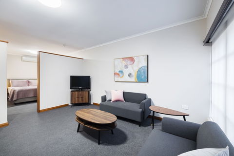 Adelaide Inn - Accommodation Broadbeach 1
