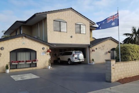 Palm Beach Guest House - Accommodation Broadbeach 0