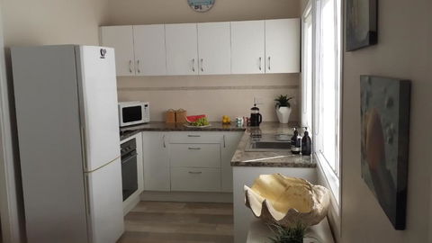 SHELLHARBOUR BEACH COTTAGE 1 Minute Walk To Beach Flags In Summer - Accommodation Broadbeach 3