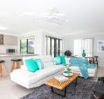 Beach Breeze Holiday House - Accommodation Broadbeach