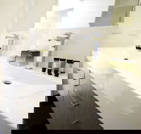 Phillip Island Towers - Accommodation Broadbeach