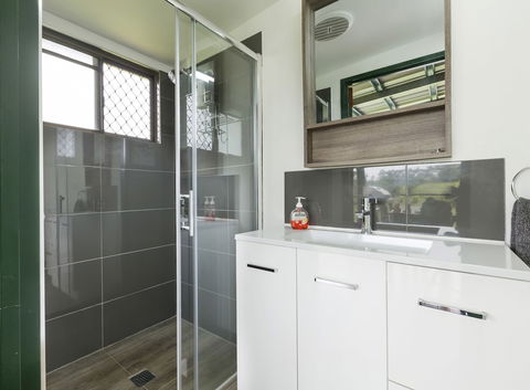 Mena Creek Flower House - Accommodation Broadbeach 4