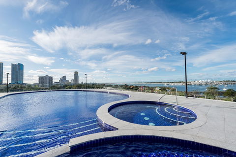 Meriton Suites Southport, Gold Coast - Accommodation Broadbeach 2