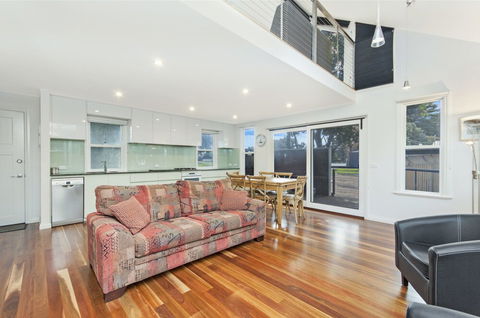 JOHANSSONS PERCH COTTAGE - Accommodation Broadbeach 0