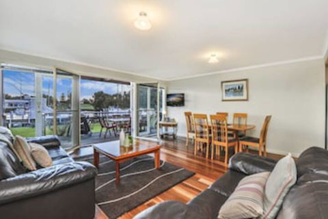 JOHANSSONS PERCH No. 1 - Accommodation Broadbeach 0