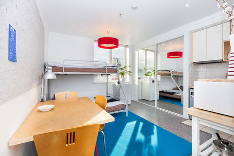 HENRIETTA, Carlton Studio Apartment - Accommodation Broadbeach 2