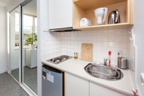 HENRIETTA, Carlton Studio Apartment - Accommodation Broadbeach 1