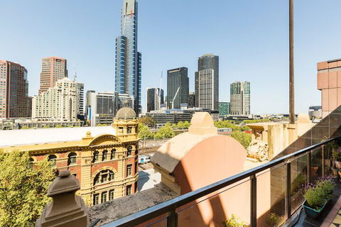 BELLE, 2BDR Melbourne Apartment - Accommodation Broadbeach 1