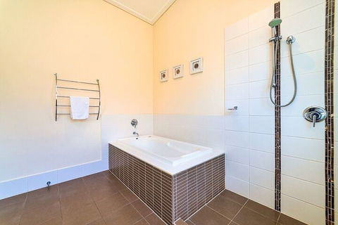 Bayhill Manor In Sanctuary Cove - Accommodation Broadbeach 4