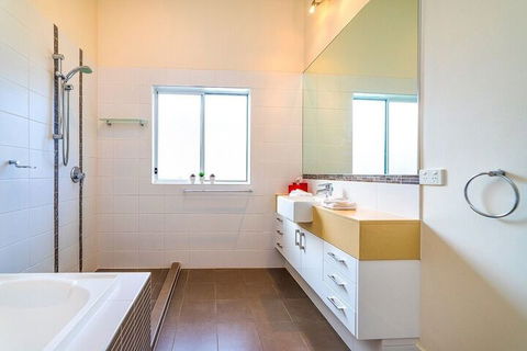 Bayhill Manor In Sanctuary Cove - Accommodation Broadbeach 1