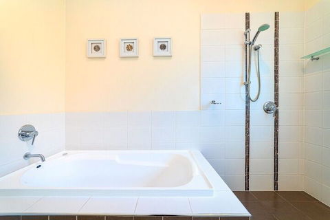 Bayhill Manor In Sanctuary Cove - Accommodation Broadbeach 2