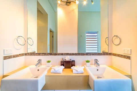 Bayhill Manor In Sanctuary Cove - Accommodation Broadbeach 3