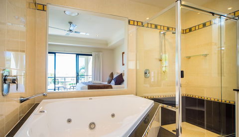 LUXE At Sanctuary Cove - Accommodation Broadbeach 3
