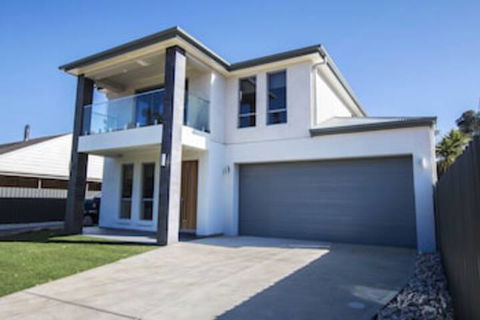 The Races - Swanport - Accommodation Broadbeach 0
