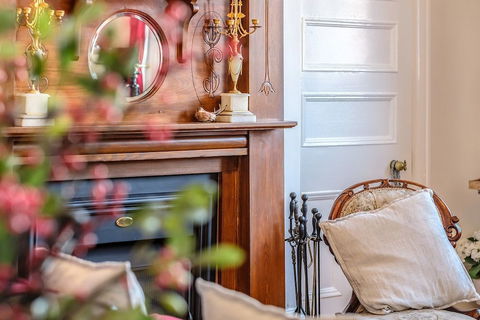 Cygnet Old Bank B & B Cafe & Gift Store - Accommodation Broadbeach 5