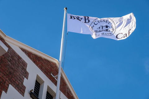 Cygnet Old Bank B & B Cafe & Gift Store - Accommodation Broadbeach 3