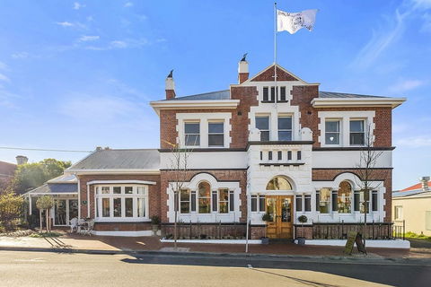 Cygnet Old Bank B & B Cafe & Gift Store - Accommodation Broadbeach 0