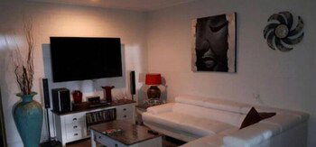 La Casa De Playa - Accommodation Broadbeach 4