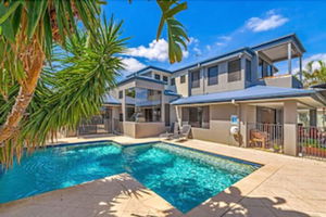 Gold Coast Stunning Waterfront Retreat by Hostrelax