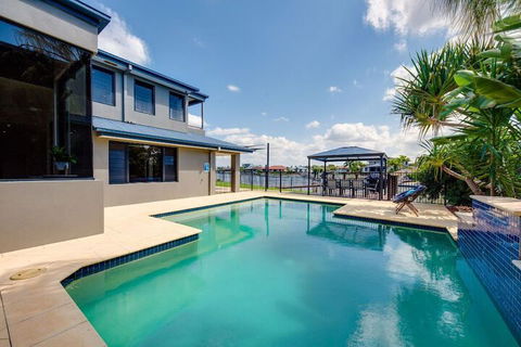 Gold Coast Stunning Waterfront Retreat By Hostrelax - Accommodation Broadbeach 1