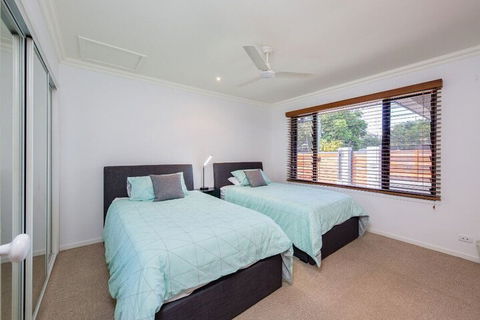 Gold Coast Stunning Waterfront Retreat By Hostrelax - Accommodation Broadbeach 3