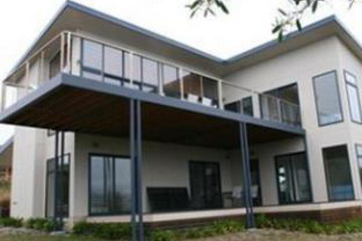 Binalong Bay TAS Accommodation Broadbeach