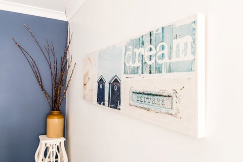 Anne's Waterfront Haven B&B - Accommodation Broadbeach 3