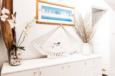 Anne's Waterfront Haven B&B - Accommodation Broadbeach 4