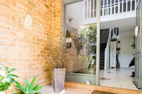 Anne's Waterfront Haven B&B - Accommodation Broadbeach 2
