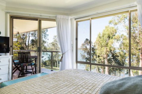 Anne's Waterfront Haven B&B - Accommodation Broadbeach 0
