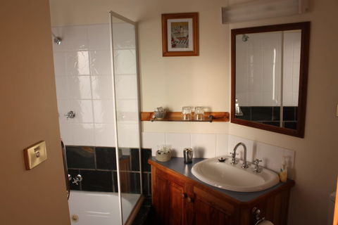 Bed In The Treetops Bed & Breakfast - Accommodation Broadbeach 5