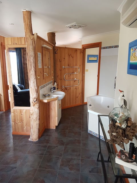 Bed In The Treetops Bed & Breakfast - Accommodation Broadbeach 4