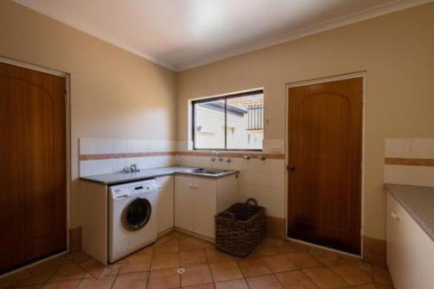 Maidstone Executive Residence - Accommodation Broadbeach 7