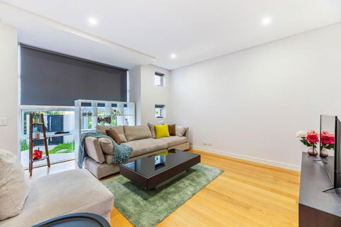 Relax In A Spacious & Modern Townhouse In Asquith - Accommodation Broadbeach 5