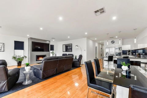 BENGALEE EXECUTIVE TOWNHOUSE MODERN & STYLISH - Accommodation Broadbeach 2