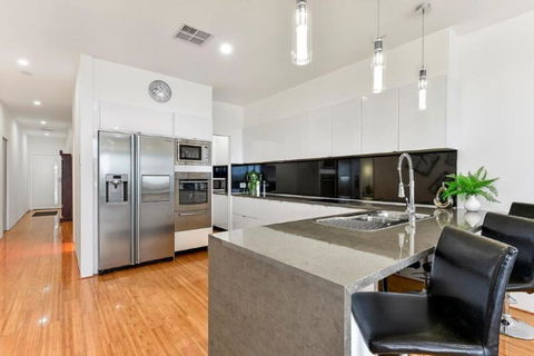 BENGALEE EXECUTIVE TOWNHOUSE MODERN & STYLISH - Accommodation Broadbeach 5