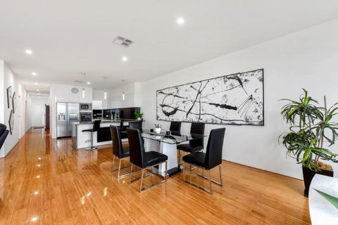 BENGALEE EXECUTIVE TOWNHOUSE MODERN & STYLISH - Accommodation Broadbeach 3