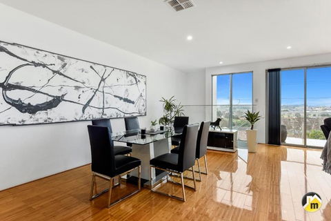 BENGALEE EXECUTIVE TOWNHOUSE MODERN & STYLISH - Accommodation Broadbeach 4