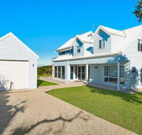 Middle Rock Beach House Beach Front Lake Cathie - Accommodation Broadbeach