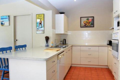 BEACHSIDE VILLA 2 - Accommodation Broadbeach 2
