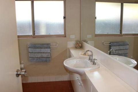 BEACHSIDE VILLA 2 - Accommodation Broadbeach 5